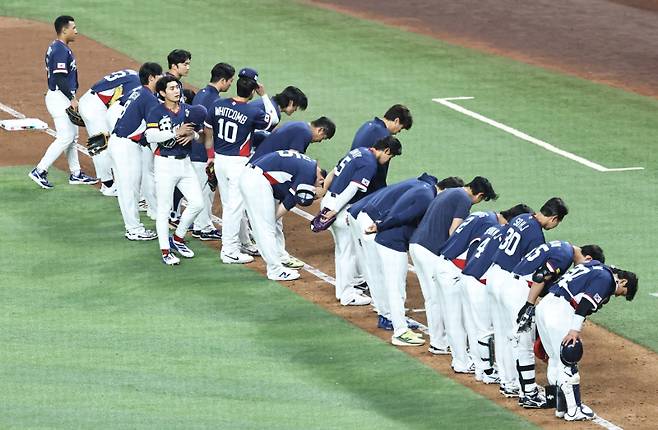 <yonhap photo-3335=""> 한국, 도미니카에 0-10 패배 (마이애미=연합뉴스) 김인철 기자 = 13일(현지시간) 미국 플로리다주 마이애미 론디포파크에서 열린 월드베이스볼클래식(WBC) 대한민국 대 도미니카공화국 준준결승전. 7회말 심판의 콜드게임 선언으로 0-10에 게임을 종료, 패배한 한국 선수들이 관중을 향해 인사하고 있다. <저작권자 ⓒ 1980~2026 ㈜연합뉴스. 무단 전재 재배포 금지, AI 학습 및 활용 금지></yonhap>