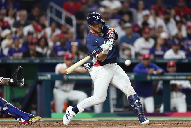 <yonhap photo-3051=""> 13일(현지시간) 미국 플로리다주 마이애미 론디포파크에서 열린 월드베이스볼클래식(WBC) 대한민국 대 도미니카공화국 준준결승전. 4회초 2사 한국 안현민이 2루타를 치고 있다. 사진=연합뉴스</yonhap>