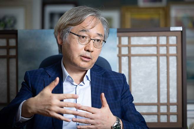 박찬운 한양대 법학전문대학원 교수는 검찰개혁 논의 과정과 관련 "충분한 숙의와 균형잡힌 토론보다는 감정적 접근이 앞서는 현실을 무겁게 받아들이고 있다"며 검찰개혁추진단 자문위원장직에서 사퇴했다. 중앙포토