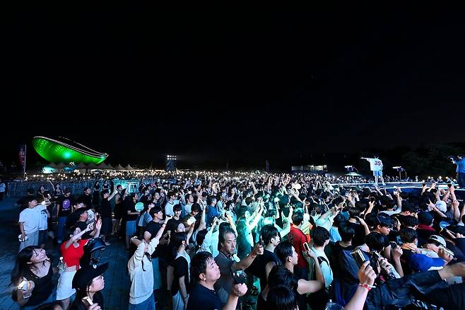 지난해 7월 대구 달성군 강정보 디아크에서 열린 대구 최초 무료 워터축제인 '달성 청년 워터스플래쉬'에서 젊은이들이 더위를 잊고 축제를 즐기고 있다. [사진 달성군]