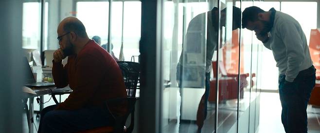 영화 '힌드의 목소리'의 한 장면. 이스라엘 군의 총격에 고립된 소녀 힌드의 구조 허가가 좀처럼 떨어지지 않자, 팔레스타인 적신월사 직원들이 망연자실하고 있다. 사진 영화사 찬란