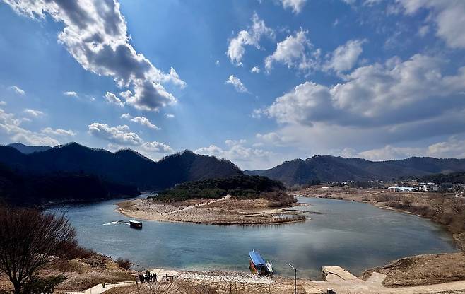 서강이 삼면으로 휘돌아 흐르니 배를 타고 들어가야 하고 서쪽엔 80m 높이의 절벽 육륙봉이 우뚝 솟아 있다. 그래서 단종 유배지인 강원도 영월군 청령포는 천연 감옥이라고도 불린다. 김홍준 기자