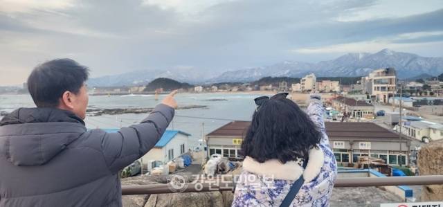 ▲ 맨발걷기에 참여한 이들이 멀리 설악산과 금강산 줄기의 신선대를 앵글에 담고 있다.