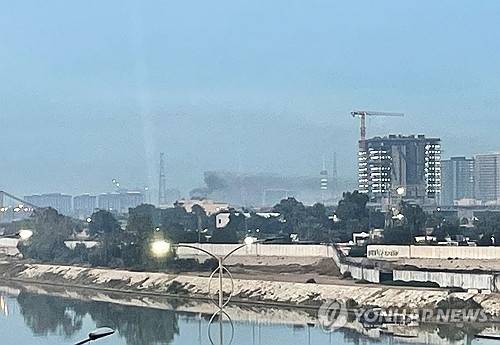 ▲ 이라크 주재 미국 대사관에서 피어오르는 검은 연기 [AFP=연합뉴스]