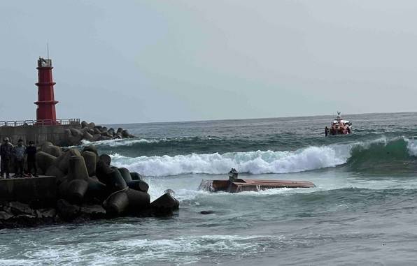 ▲ 14일 오전 9시 57분쯤 양양군 강현면 낙산항 인근 해상에서 70대 남성 A씨가 몰던 3t급 소형 어선이 전복됐다. 강원도소방본부 제공
