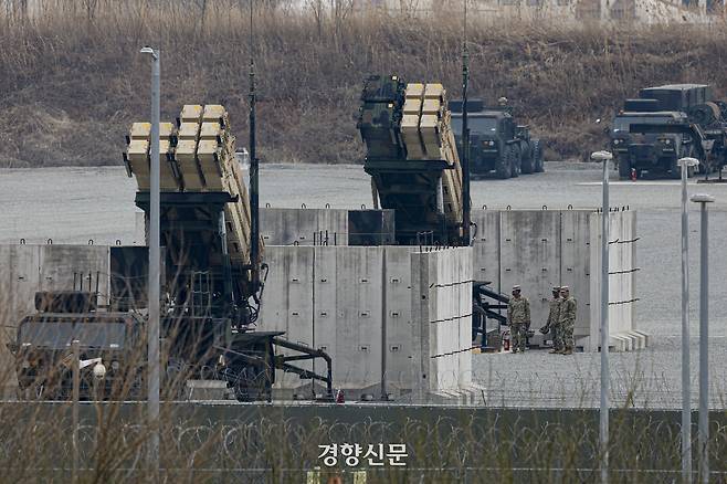 미국과 이란의 전쟁으로 미 정부가 한국에 배치된 사드(고고도 미사일 방어체계) 일부의 중동 반출 전망이 나온 지난 11일 경기 평택시 오산 미군 공군기지에 미군이 지대공 유도 미사일 패트리엇(PAC-3)을 살펴보고 있다.  문재원 기자
