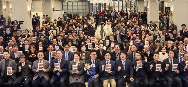지난 3월 3일 인천 계양구 카리스호텔에서 열린 송영길 전 의원의 책 <진실은 가둘 수 없다: 송영길의 옥중생각> 인천 북콘서트에서 참석자들이 기념촬영을 하고 있다. 송영길 페이스북-석진규 사진