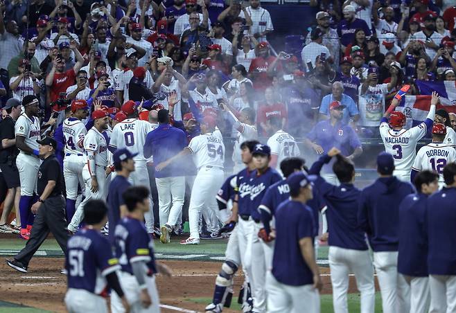 14일(한국시간) 월드베이스볼클래식(WBC) 8강에서 도미니카공화국에 패한 한국 선수들이 덕아웃으로 돌아가고 있다. EPA연합뉴스
