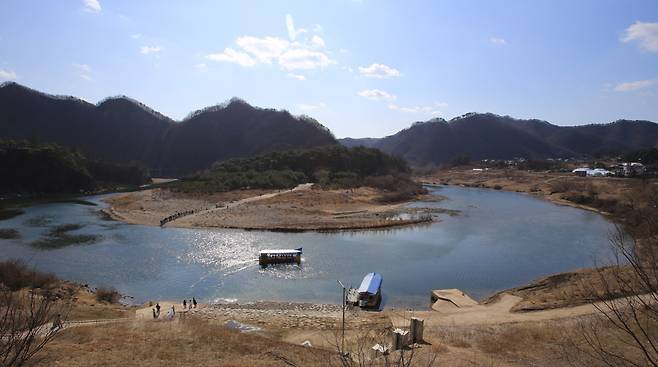 단종이 유배되어 머물던 청령포 전경.