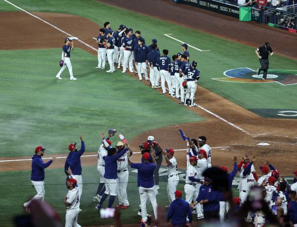 13일(현지시간) 미국 플로리다주 마이애미 론디포파크에서 열린 월드베이스볼클래식(WBC) 대한민국 대 도미니카공화국 준준결승전. 7회말 심판의 콜드게임 선언으로 0-10에 게임을 종료, 패배한 한국 선수들이 아쉬워하고 있다. 연합뉴스