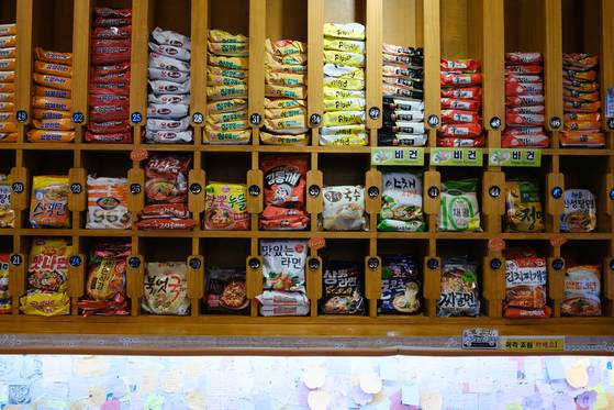 An unmanned ramyeon restaurant featuring varieties of instant noodles in western Seoul [CHO YONG-JUN]
