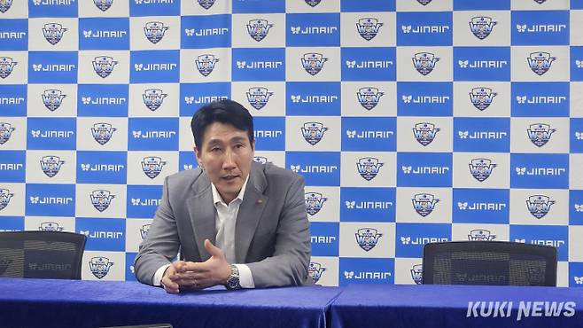 권영민 한국전력 감독이 14일 오후 장충체육관에서 열린 우리카드와 ‘진에어 2025~2026 V-리그’ 6라운드 원정경기가 끝나고 기자회견에 참석하고 있다. 송한석 기자