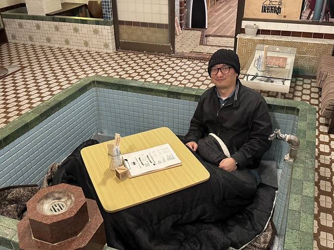 김씨가 2014년 일본 교토 거주 당시 오래된 목욕탕을 개조한 식당에 방문한 모습. 김씨 제공