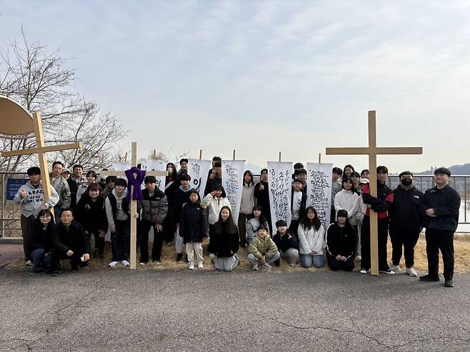 제3회 크로스로드에 참여한 다음세대들이 14일 서울 강서구 아라한강갑문에서 행진을 앞두고 기념 촬영을 하고 있다.