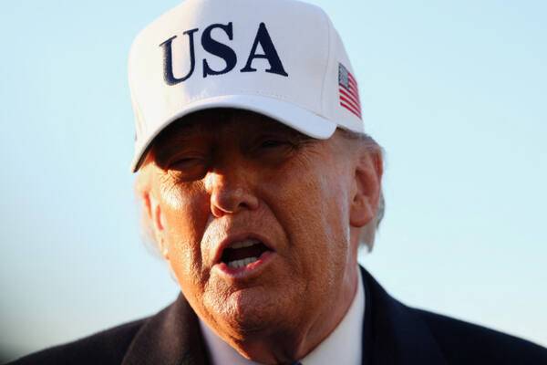 도널드 트럼프 미국 대통령이 13일(현지시간) 미국 메릴랜드주 앤드루스 합동기지에서 플로리다로 떠나기 위해 에어포스 원에 탑승하기 전 취재진의 질문에 답하고 있다. 로이터=연합뉴스