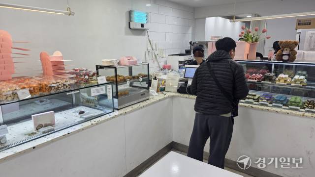 13일 오전 인천 계양구 한 두쫀쿠 유명 디저트 카페. 평균 2시간 이상 줄을 서야 했던 모습과 달리 매장 안에는 손님이 한명 밖에 없다. 장민재기자