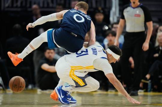 미네소타와의 홈 경기에서 상대 선수와 부딪치는 세스 커리(31번). 사진[연합뉴스]