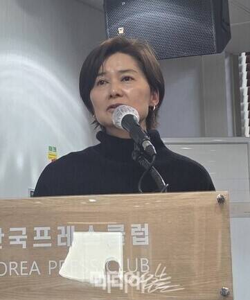 ▲ 한국방송학회 주최로 열린 '합리적인 방송미디어 심의제도 개선 방안 마련' 토론회에서 발제하고 있는 김희경 위원. 사진=박재령 기자