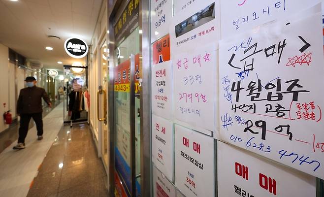 서울 송파구 헬리오시티 내 상가 부동산에 급매 매물을 알리는 안내문이 붙어 있다. [한주형 기자]