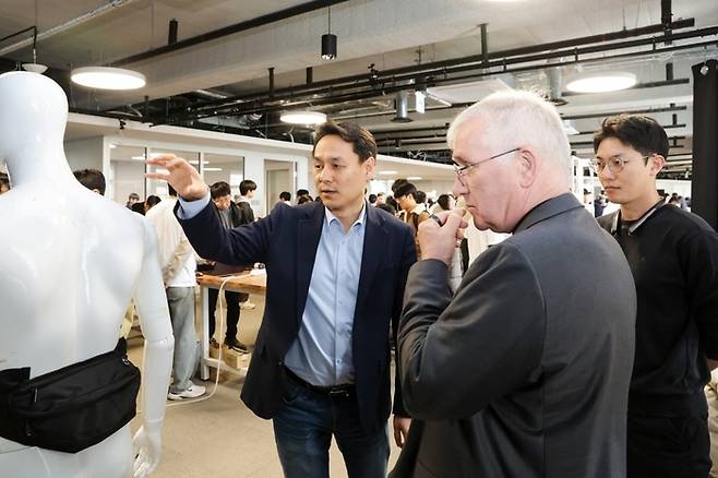 지난 23일 서울대 관악캠퍼스에서 열린 ‘제2회 서울대학교 로보틱스 데이’에서 조규진 서울대 교수(왼쪽)이 헨릭 크리스텐슨 미국 UC샌디에이고 교수와 이야기를 나누고 있는 모습. 서울대 공대