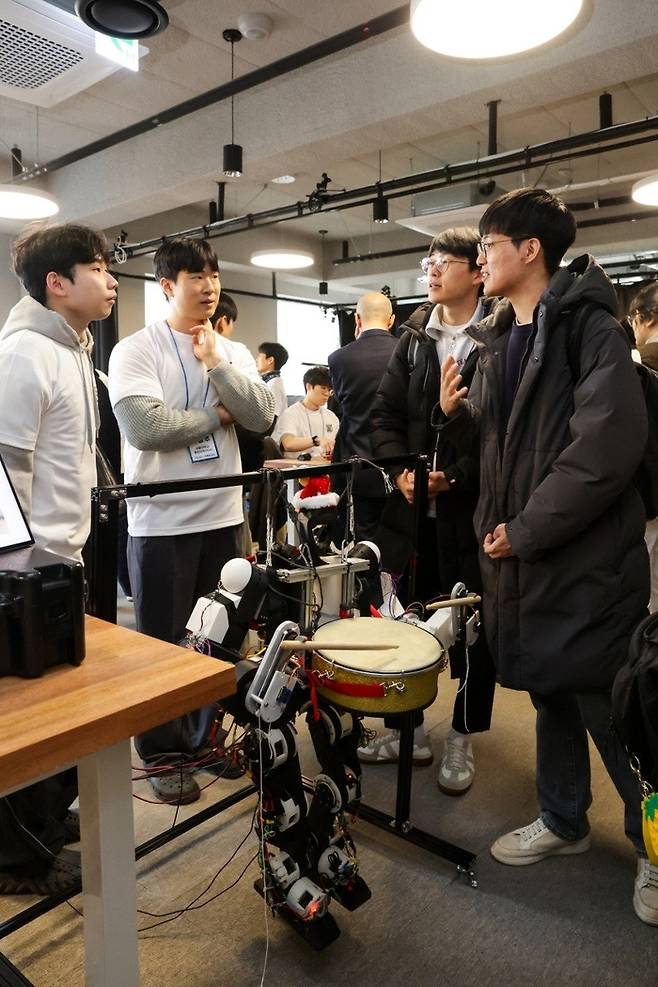 지난 23일 서울대 관악캠퍼스에서 열린 ‘제2회 서울대학교 로보틱스 데이’ 현장 모습. 서울대 공대