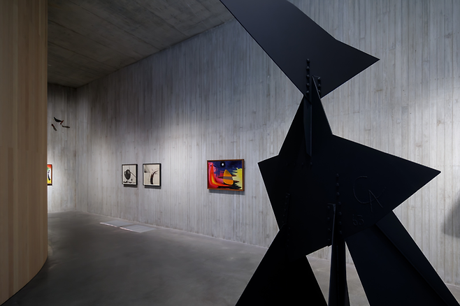 지하로 내려오면 성큰에 조성된 전시 공간이 나타난다. ©Herzog & de Meuron