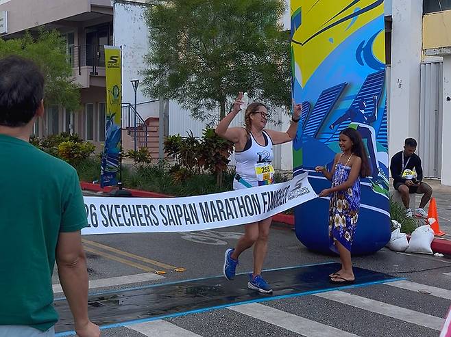 결승 테이프를 끊고 들어오는 완주자/사진=김지은 여행+ 기자