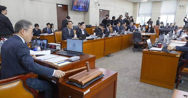 국회 정치개혁특별위원회 위원장인 송기헌 민주당의원이 지난 13일 국회에서 열린 정치개혁특위에서 여야가 합의한 법안을 소위에 회부 처리하고 있다. [연합뉴스]