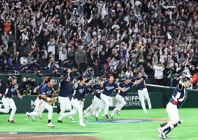 호주전에서 8강 진출을 확정한 대표팀이 기뻐하고 있다. 사진=연합뉴스