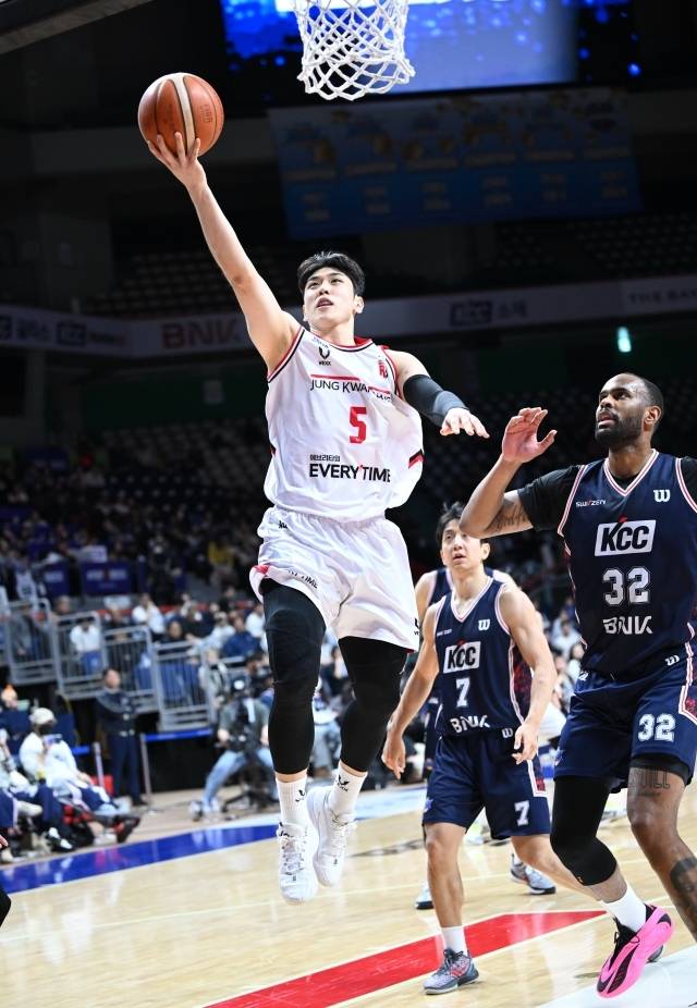 변준형은 20점 3어시스트 3스틸을 기록, 에이스의 부활을 알렸다. 사진=KBL 제공