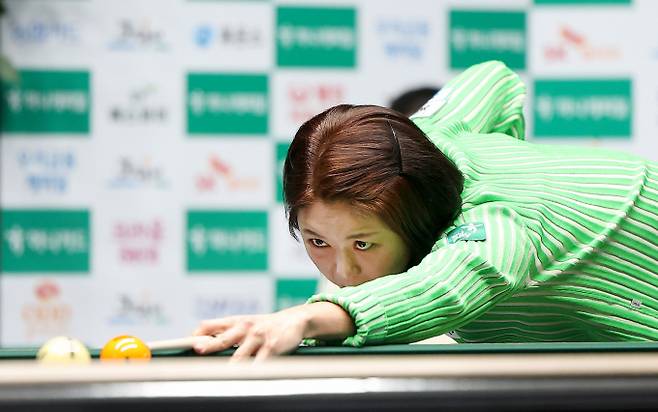 한지은이 14일 오후 제주 한라체육관에서 열린 하나카드 하나캐피탈 제주특별자치도 LPBA 월드챔피언십 결승에 오른 가운데 김세연과 김가영간의 또 다른 4강전에서 승리한 선수가 한지은과 결승에서 만난다. 사진은 김가영이 스트로크하는 모습. /사진=LPBA