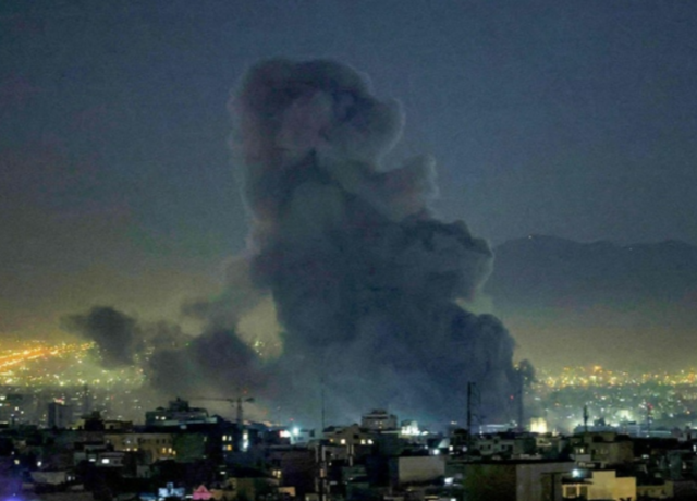 연기 피어오르는 이란 테헤란. AFP연합뉴스