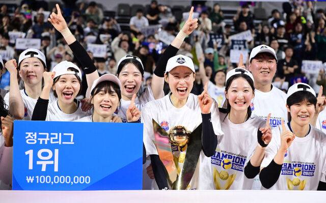 한국도로공사 배유나, 문정원이 정규리그 1위를 확정 짓고 동료들과 함께 기뻐하고 있다 / 한국배구연맹(KOVO)