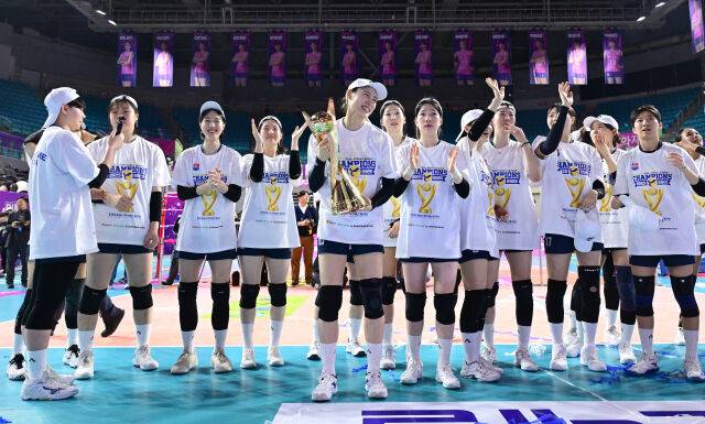 한국도로공사가 정규리그 1위를 확정 짓고 트로피를 들고 기뻐하고 있다 / 한국배구연맹(KOVO)