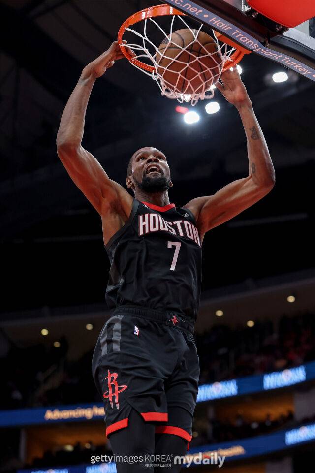 듀런트가 14일 뉴올리언즈와 경기에서 덩크를 터뜨리고 있다. /게티이미지코리아