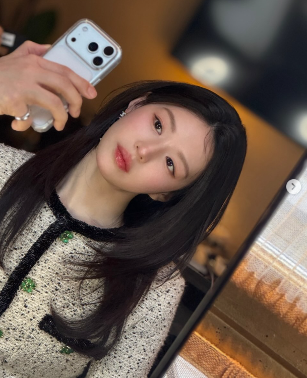 가수 지드래곤(GD)이 배우 고윤정의 게시물에 관심을 표하며 온라인상에서 이목을 끌고 있다./고윤정 소셜미디어