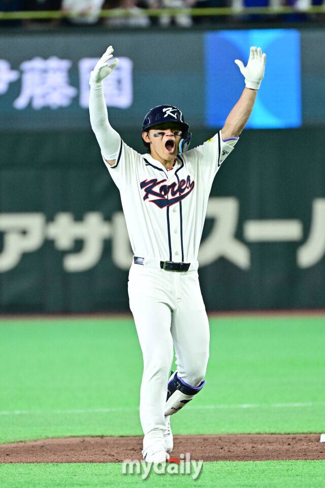 8일 일본 도쿄돔에서 열린 2026 월드 베이스볼 클래식(WBC) 조별리그 한국-대만 경기. 김도영이 8회말 2사 1루에 동점 1타점 2루 적시타를 친 후 기뻐하고 있다./도쿄(일본)=한혁승 기자 hanfoto@mydaily.co.kr