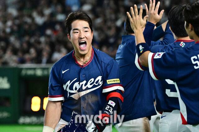9일 일본 도쿄돔에서 열린 2026 월드 베이스볼 클래식(WBC) 조별리그 한국-호주 경기. 안현민이 9회초 1사 1-3루 희생플라이로 1타점 후 기뻐하고 있다./마이데일리