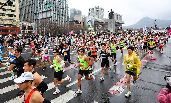 지난해 3월 16일 오전 서울 종로구 광화문광장에서 열린 ‘2025 서울마라톤’ 참가자들이 힘차게 출발하고 있다. [뉴시스]