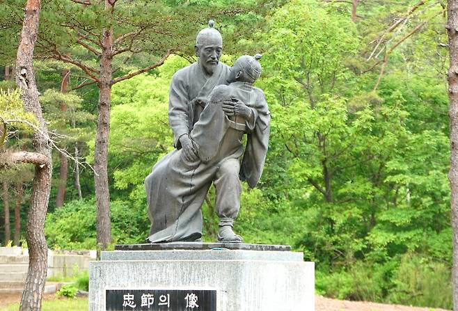 장릉과 물무리습지 사이에 세워진 엄흥도와 숨진 단종의  동상