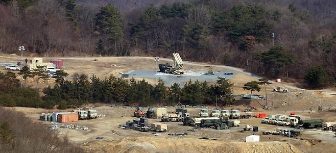 5일 경북 성주군의 미군 사드(THAAD·고고도 미사일 방어체계)기지에서 발사대가 하늘을 향하고 있다. [연합]