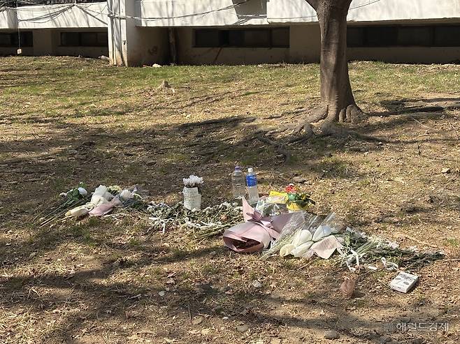 12일 화재가 발생한 동 앞에 마련된 추모 공간의 모습. 정주원 기자