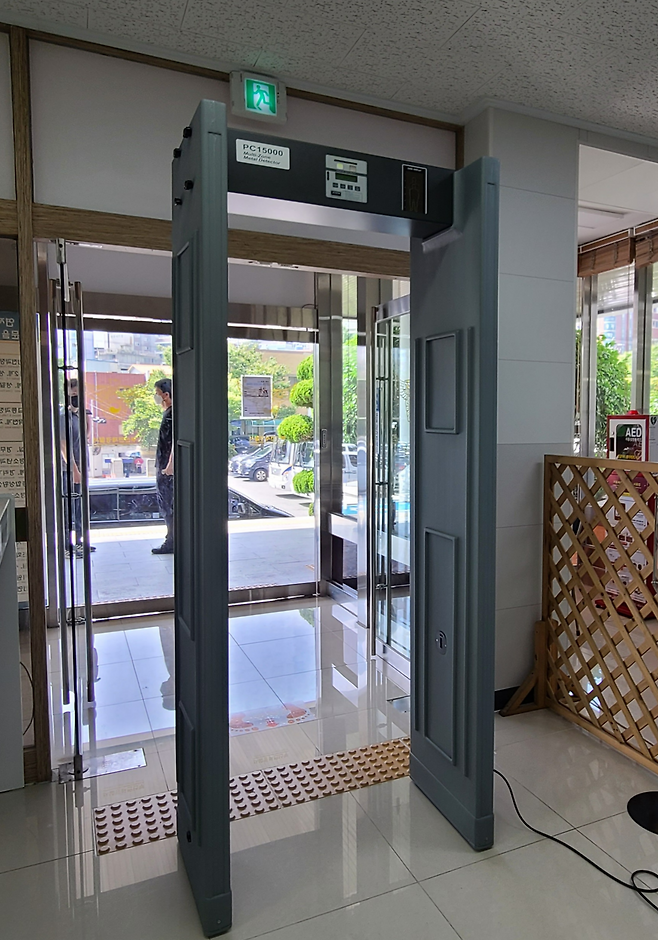 오는 21일 서울 광화문 ‘BTS 컴백 라이브 : ARIRANG’에 설치될 예정인 문형 금속탐지기. 경찰은 해당 탐지기를 통해 위험 물품 반입을 차단할 예정이다. [서울경찰청 제공]