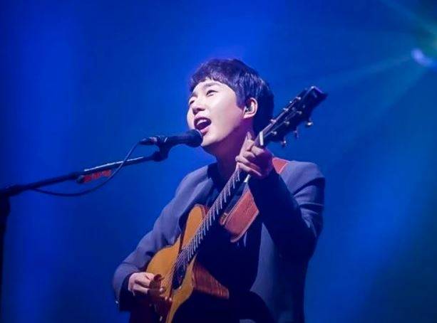 장범준의 음악을 사랑을 ‘환기’시킨다. 어떤 장면 하나를 툭 던져놓고 그 장면이 듣는 이 각자의 감정을 불러내도록 하는 방식, 감정의 이름을 직접 말하지 않아도 모두가 이미 알고 있는 ‘마음의 상태’를 건드리는 방식이다. 작은 장면들이 차곡차곡 쌓이며 감정을 만들어내는 순정만화처럼, 그의 노래는 늘 그렇게 듣는 이의 가슴을 시큰하게 울린다. [연합]