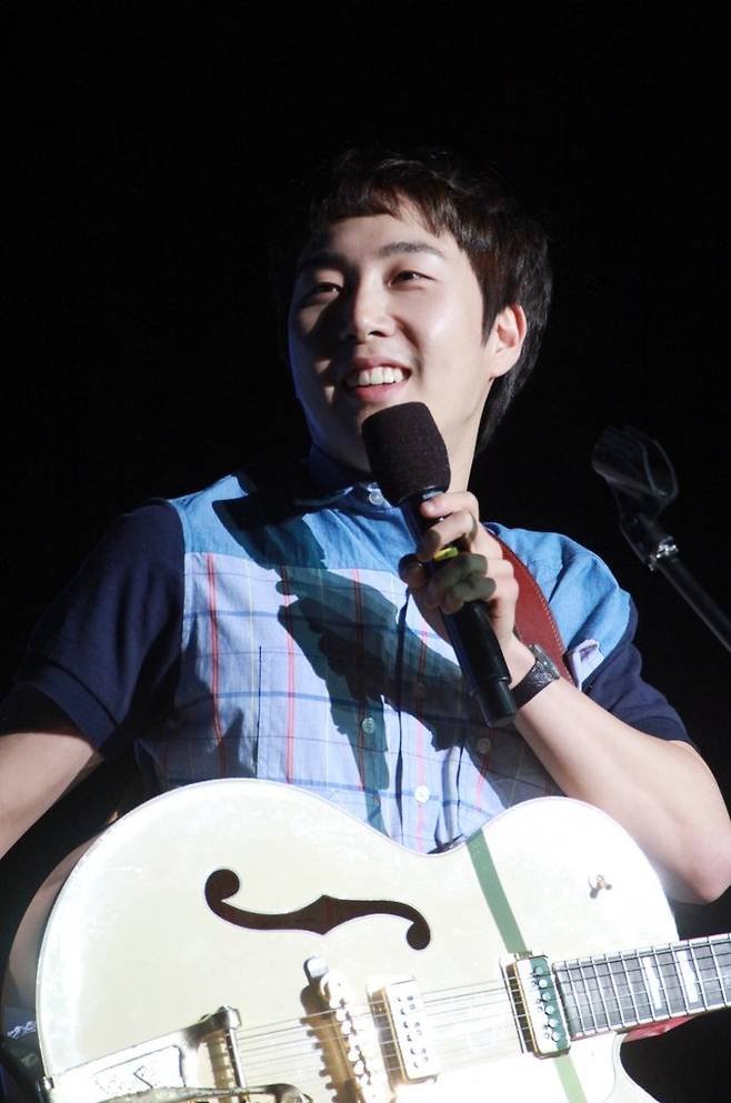 장범준의 노래 속 감각은 완성된 감정의 형태를 취하기 보단 사랑이라는 형태없는 감정에 도달하기 직전의 상태에 머무는 듯 느껴진다. 아직 확신이라고 부르기에는 어딘가 부족하고, 아무 일도 아닌 것처럼 지나치기에는 이미 마음이 정적인 상태에 빠진 순간, 장범준의 음악은 바로 그 미묘한 인간의 마음을 붙잡아 둔다. [연합]