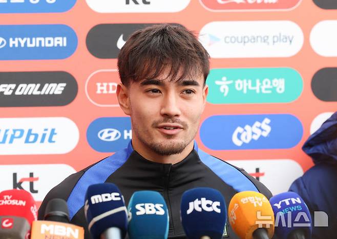 [천안=뉴시스] 이영환 기자 = 대한민국 축구 국가대표팀 옌스 카스트로프가 11일 오후 충남 천안시 서북구 대한민국 축구종합센터에서 오픈 트레이닝을 앞두고 인터뷰를 하고 있다. 2025.11.11. 20hwan@newsis.com