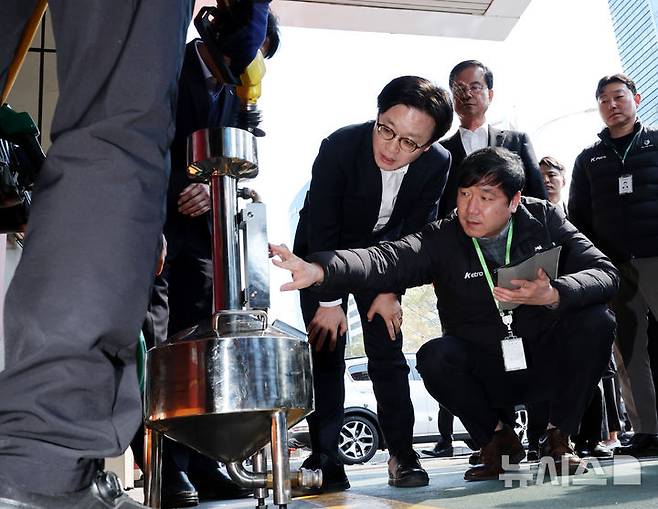 [서울=뉴시스] 박주성 기자 = 김정관 산업통상부 장관이 13일 오전 석유 최고가격제 관련 서울 마포구 SK에너지 직영 주유소를 방문해 한국석유관리원 직원에게 정량기준탱크를 사용해 정량 검사하는 방법에 대한 설명을 듣고 있다.  정량기준탱크는 주유소 등에서 정량(정량판매) 검사를 위해 사용되는 기준계량용 탱크이다. 2026.03.13. park7691@newsis.com