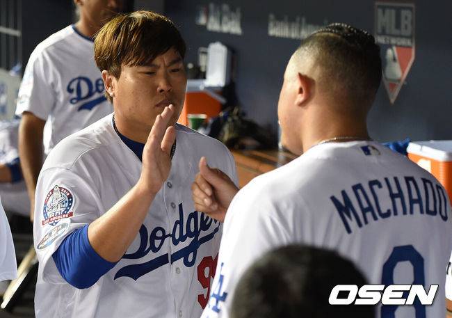 [OSEN=로스앤젤레스(미국 캘리포니아주), 최규한 기자] 5일(한국시간) 미국 캘리포니아주 로스앤젤레스 다저스타디움에서 '2018 메이저리그(MLB)' 포스트시즌 내셔널리그 디비전 시리즈(NLDS) 1차전 LA 다저스와 애틀란타 브레이브스의 경기가 열렸다.6회초 투구를 마친 LA 류현진이 더그아웃에서 마차도와 하이파이브를 하고 있다./dreamer@osen.co.kr