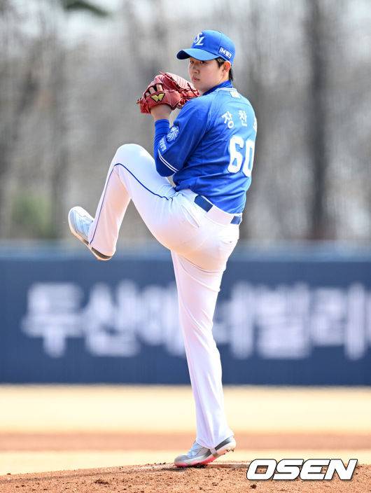 [OSEN=이천, 이대선 기자] 14일 경기도 이천 베어스파크에서 ‘2026 신한 SOL KBO리그’ 시범경기 두산 베어스와 삼성 라이온즈의 경기가 열렸다.두산은 이영하, 삼성은 장찬희를 선발 투수로 내세웠다.1회말 무사에서 삼성 선발투수 장찬희가 역투하고 있다. 2026.03.14 /sunday@osen.co.kr