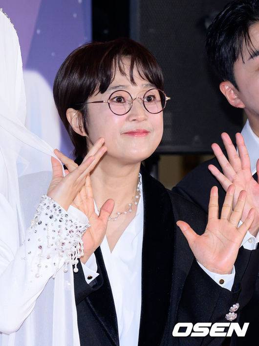 [OSEN=이대선 기자] 29일 오후 서울 마포구 MBC 미디어센터 공개홀에서 ‘2025 MBC 방송연예대상’ 레드카펫 행사가 열렸다.올해 MBC 방송연예대상 주인공은 유재석, 전현무, 기안84로 압축된다.MBC 방송연예대상은 29일 오후 8시 50분 MBC에서 생중계된다. 송은이가 레드카펫을 밟고 있다. 2025.12.29 /sunday@osen.co.kr